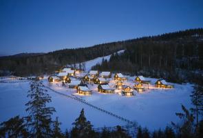 Bergdorf LiebesGrün im Winter Dorfansicht mit Schnee im Hintergrund Schmallenberger Höhenlift