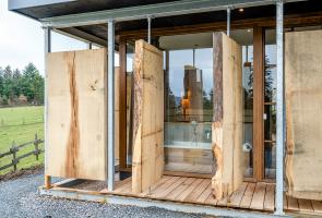 Natur-Wellnessbereich im Bergchalet mit drehbaren Eichenportalen Architektur des Natur-Wellnessbereich im Bergchalet mit drehbaren Eichenportalen