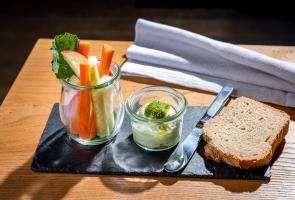Brot mit frischen Vitaminen und einem Dip Menüvorspeise serviert am Tisch mit Brot, frischen Vitaminen und Dip