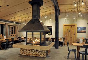 Architektur unserer Handweiser Hütte Tische im Restaurant mit Kamin in Handweiser Hütte in Schmallenberg