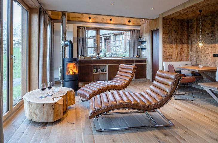 Großzügiger Wohnbereich im Bergchalet Wohnbereich und Esstisch im Bergchalet mit vielen Naturmaterialien