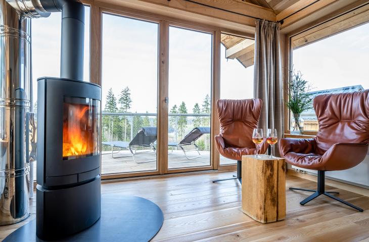 Gemütlicher Kamintag in unseren Nestern Flackernder Kamin neben gemütlichen hochwertigen Ledersesseln