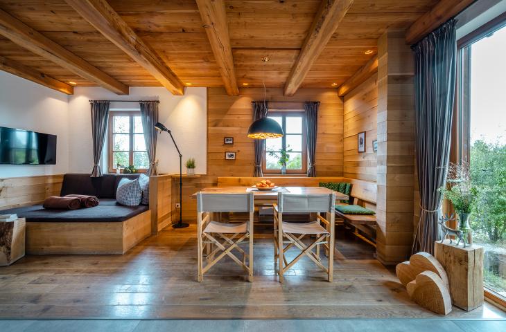 Gemütlicher Wohnbereich in unseren Berghütten Berghütte Tisch Eckbank und Liegebereich Wohnraum